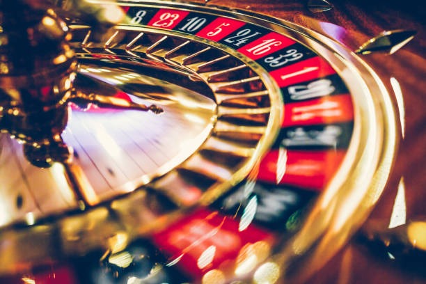 Baccarat table interface showing Banker, Player, and Tie betting options on slotku